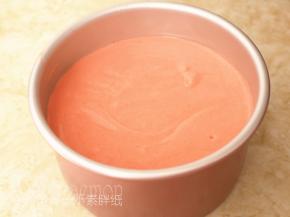 将面糊倒入学厨6寸加高阳极蛋糕模中，用刮刀稍微抹平，再震两下。