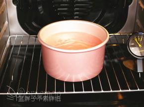 送入预热好的烤箱，上下火150℃，底层，烤55分钟。