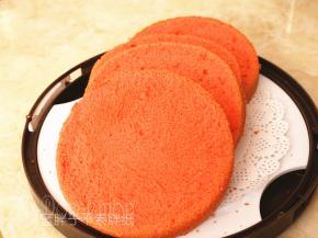 蛋糕晾凉之后脱模，平均分成4片。