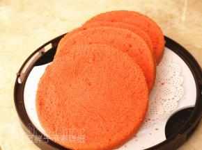 蛋糕晾凉之后脱模，平均分成4片。