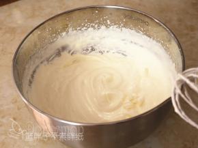 淡奶油加入糖粉，打发到出现纹路。