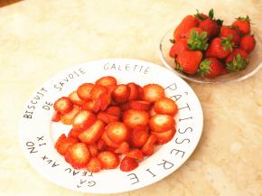 留下十多颗草莓，剩下去蒂切片。