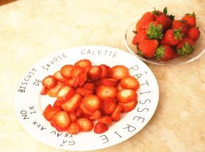 留下十多颗草莓，剩下去蒂切片。