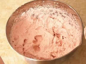 加入80g草莓果酱，搅打到纹路清晰。