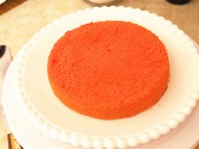 裱花台中间放上一点奶油，再放上蛋糕片，稍微压紧，防止蛋糕移动。