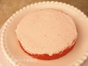 取淡奶油放在蛋糕片上，用抹刀稍微抹平整。