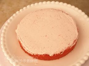 取淡奶油放在蛋糕片上，用抹刀稍微抹平整。