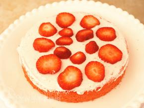 铺上一层草莓片。