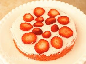 铺上一层草莓片。