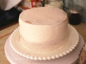 最后侧面再抹上一层奶油，不需要非常平整。