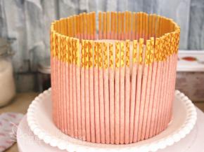 .将饼干棒围在蛋糕外围。