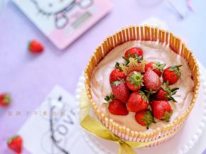 .最后剩下的奶油挤在最顶层，用勺子稍微抹一下，再摆上草莓。