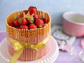 剪好慕斯围边，围在蛋糕外围，再绑上丝带，打个蝴蝶结。