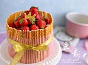 剪好慕斯围边，围在蛋糕外围，再绑上丝带，打个蝴蝶结。