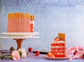 蛋糕做好之后可以先放到冰箱冷藏1个小时，再切块食用。