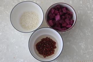 准备食材，红豆提前浸泡5小时，紫薯去皮切小块备用。