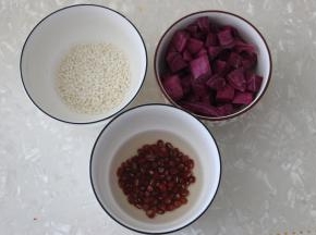 准备食材，红豆提前浸泡5小时，紫薯去皮切小块备用。