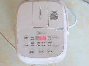 美的BB煲选择宝宝粥功能。