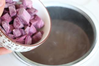 中途加入紫薯块继续熬煮。