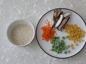 准备食材，香菇切片，胡萝卜切小丁，玉米粒、豌豆粒备用。