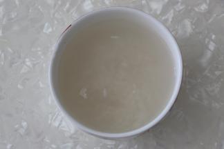 大米淘洗干净。