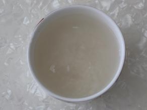 大米淘洗干净。