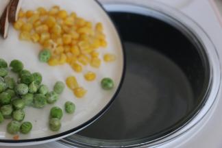 中途加入蔬菜，继续熬煮。