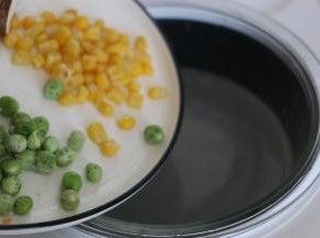 中途加入蔬菜，继续熬煮。