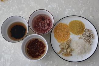 准备食材。豆类比较难煮的提前浸泡5小时。