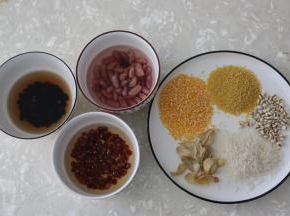 准备食材。豆类比较难煮的提前浸泡5小时。