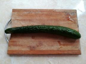 用盐反复搓洗干净黄瓜表皮