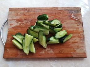黄瓜切成小块
