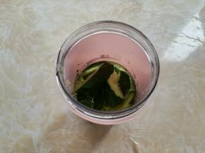 黄瓜加适量的水放入东菱无线果汁杯里，不要超过最大标位线