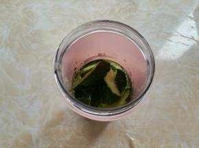 黄瓜加适量的水放入东菱无线果汁杯里，不要超过最大标位线