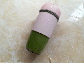 按2下开关，东菱果汁机就开始工作了