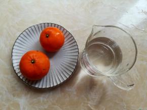 准备好2个橘子和适量的水