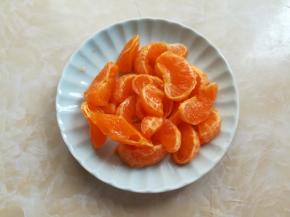 橘子剥皮分小片，把果核去掉