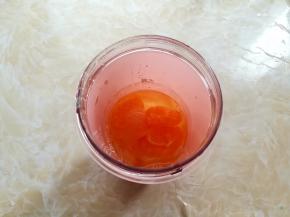 橘子果肉加适量的水放入东菱无线果汁杯里，不要超过最大标位线