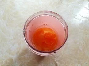 橘子果肉加适量的水放入东菱无线果汁杯里，不要超过最大标位线