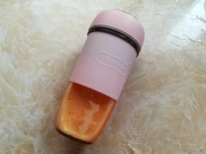 按2下开关，东菱果汁机就开始工作了