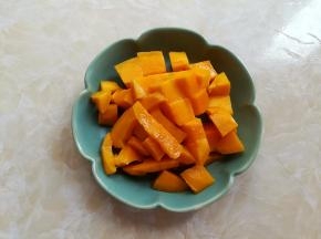 芒果去皮切成小块果肉