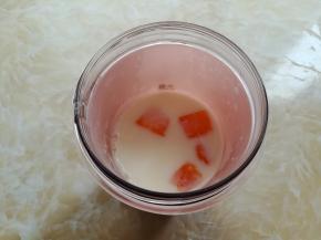 芒果和牛奶放入东菱无线果汁杯中，不要超过最大标度线