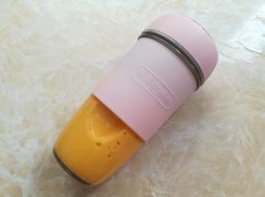 按2下开关，东菱果汁机就开始工作了