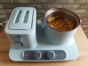 用东菱多功能早餐机烧一锅热水，放入玉米粒煮开3分钟