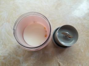 把玉米粒和牛奶放入无线果汁杯中，不要超过最大标位线