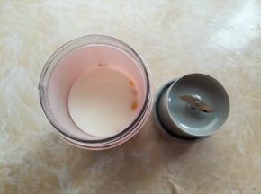 把玉米粒和牛奶放入无线果汁杯中，不要超过最大标位线