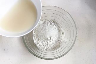 往大碗内加入中筋面粉、细砂糖和玉米油，牛奶中加入酵母粉，用筷子拌匀后倒入。