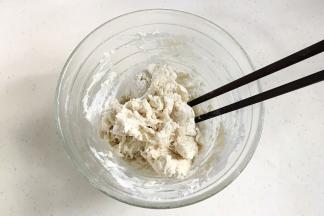 用筷子搅拌成棉絮状。