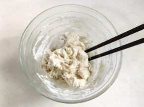 用筷子搅拌成棉絮状。