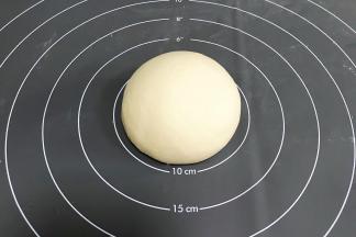 把面团揉至光滑，切开面团是没有气孔的，就说明揉到位了。